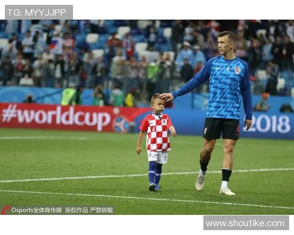 足球明星与暖心小孩的感人故事传递爱与希望的力量