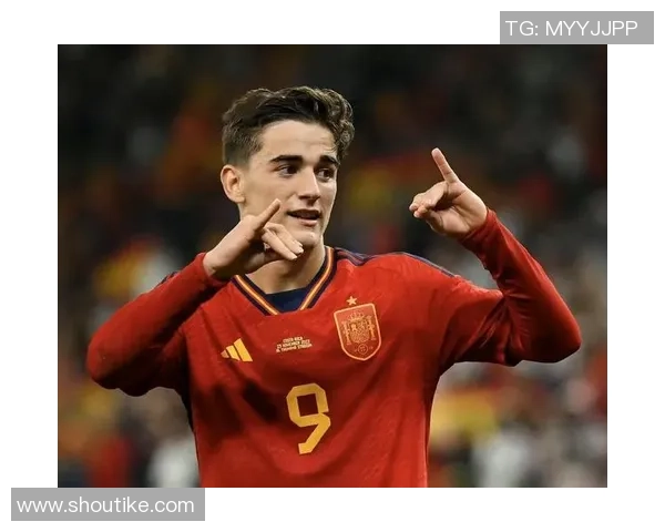 足球明星加维挂件热销背后的故事与球迷的情感连接