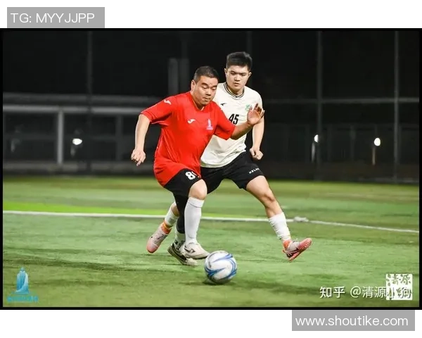 足球明星穿着立裆裤子的时尚风采与场上表现的完美结合解析